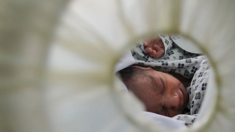 Un bebé chino revive tras pasar una noche en la cámara frigorífica de una morgue