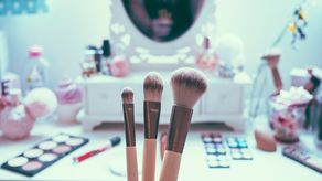 ¿Cada cuánto debo lavar mis brochas de maquillaje y por qué?