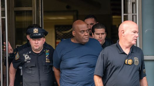 El sospechoso tiene un largo historial de detenciones por posesión de herramientas para robos, actos sexuales criminales, robo, manipulación criminal o desórdenes de conducta.