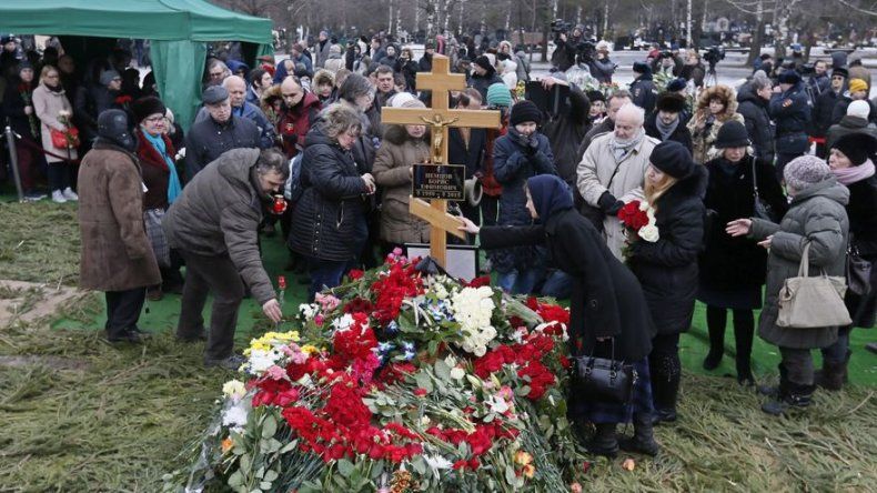 Miles de personas dan su último adiós al opositor Nemtsov en Moscú