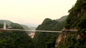 Vietnam inaugura un vertiginoso puente de cristal entre dos montañas