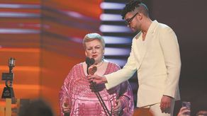 La divertida escena de Bad Bunny y Paquita La del Barrio en Los Latin Billboards