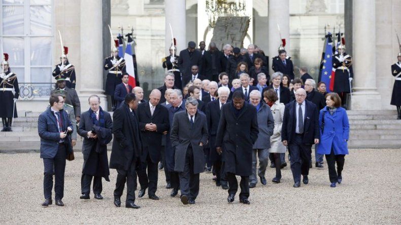 Hollande y mandatarios extranjeros marchan en París