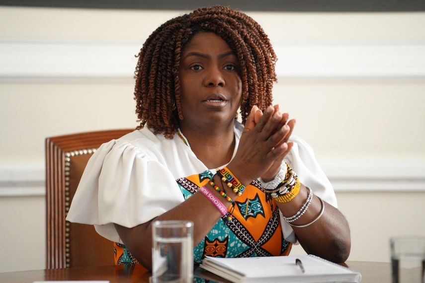 ¿Atentado? Vicepresidenta de Colombia se libra de un ataque armado a vehículo de sus escoltas