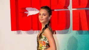 Alicia Vikander tuvo en Bruce Willis a su primer amor platónico
