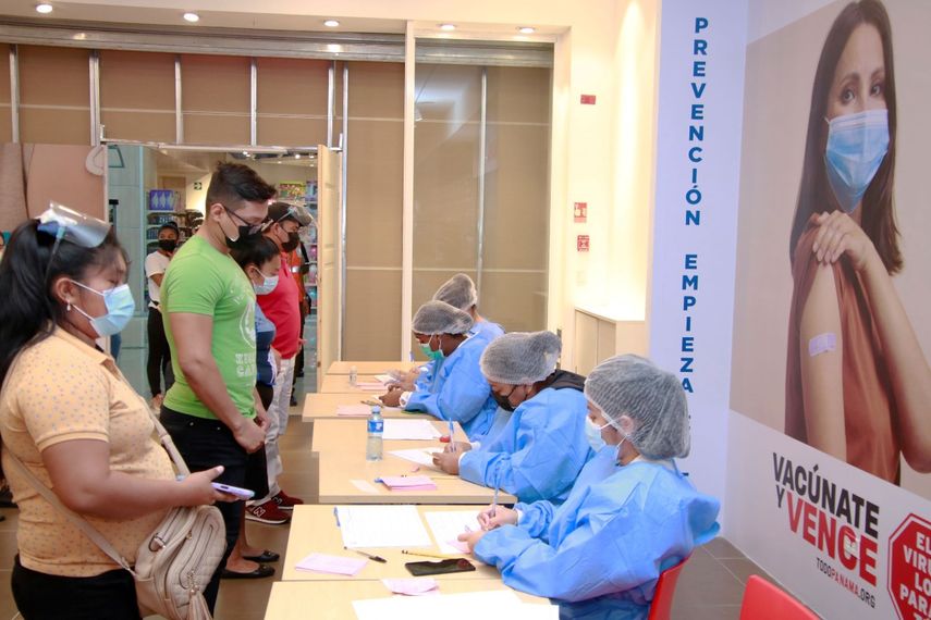 Jornadas de vacunación contra covid-19 en centros comerciales.