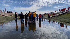 Abrazos en plena frontera México-EE. UU. alivian el drama de la migración irregular