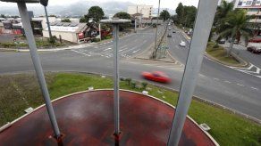 Tiñen de rojo agua de fuente para protestar por contaminación en Costa Rica