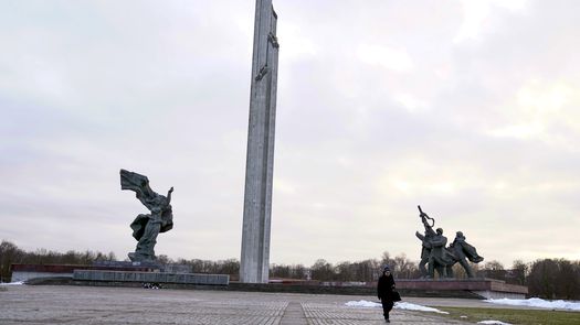 Letonia derribará monumento de época soviética, como Estonia