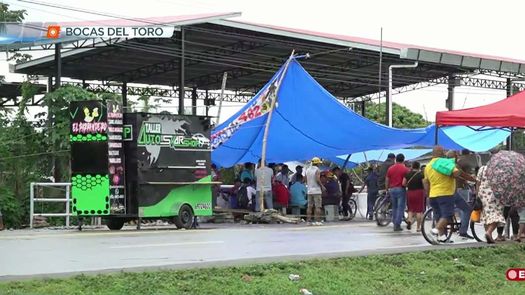 Dirigentes bananeros y la Asamblea Nacional acuerdan reabrir las vías en Bocas del Toro.
