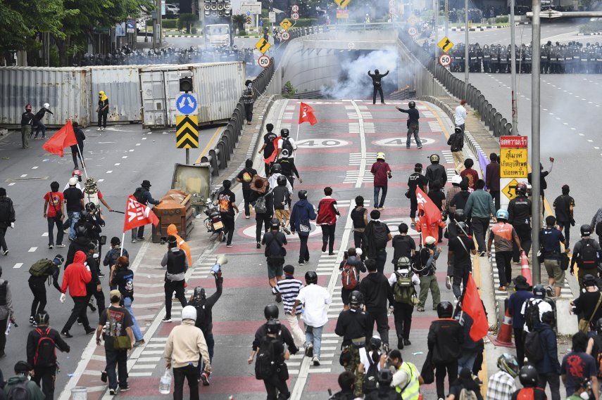 Los manifestantes en Bangkok demandan también que parte del presupuesto dedicado a la monarquía y a las fuerzas armadas sea empleado en la batalla contra el COVID-19.