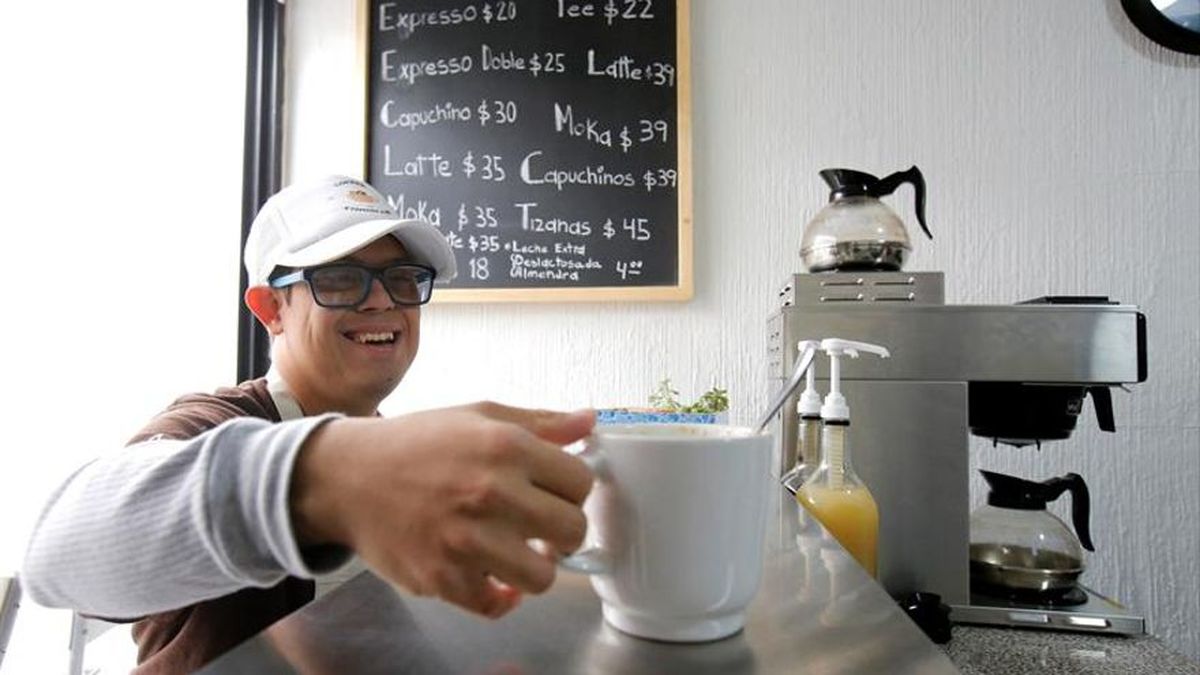 Jóvenes con síndrome de Down atienden un café incluyente en México