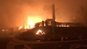 Un muerto y miles de personas evacuadas por un potente incendio en California