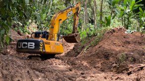 Equipo del MOP trabaja para rehabilitar el paso vehicular de las vías en Bonyic.