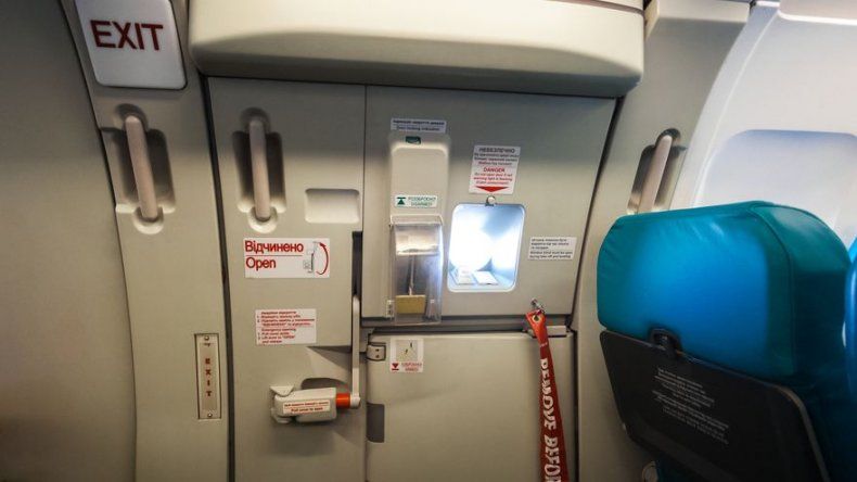 Pasajera ebria trata de abrir puerta de avión