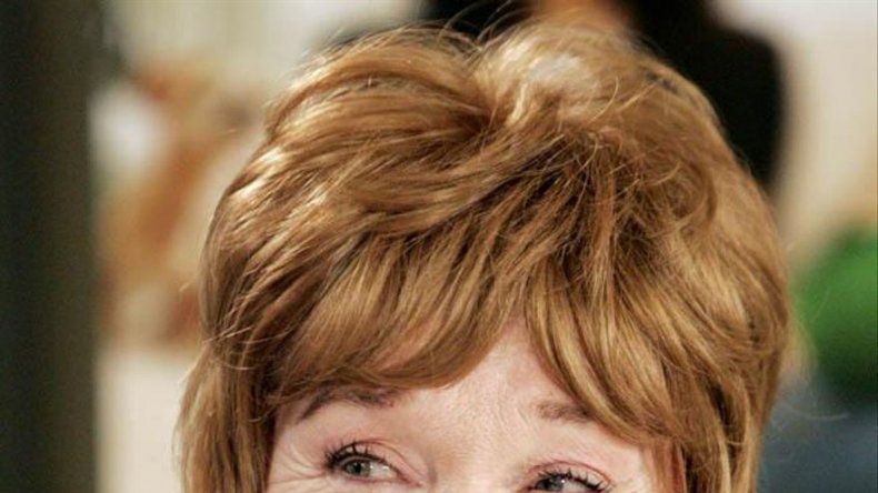Shirley MacLaine, una controladora y gruñona anciana en The Last Word