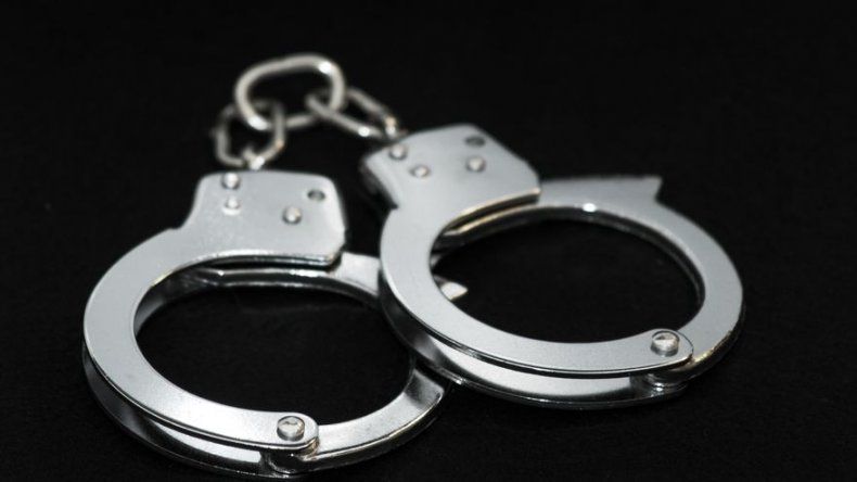 Detienen a hispano por llamada involuntaria de aparato inteligente a Policía