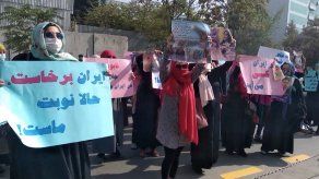 Talibanes dispersan con disparos al aire manifestación de apoyo a mujeres iraníes