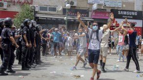 Miles de personas desafiaron las restricciones del virus y el calor abrasador para manifestarse el domingo en la capital, Túnez, y otras ciudades.