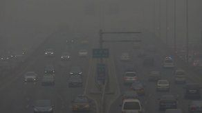 Pekín se levanta en Navidad bajo una blanca capa de contaminación