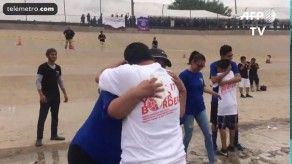 Tres minutos de abrazos... tras años de separación