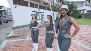 La belleza de las batuteras en los desfiles patrios