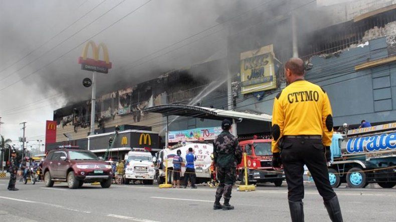 Al menos 37 muertos en incendio en un centro comercial del sur de Filipinas