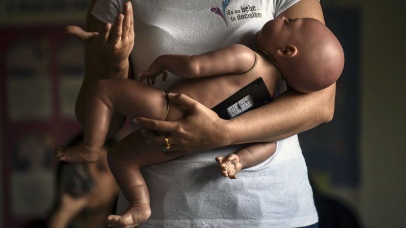 Con bebés robots buscan frenar los embarazos adolescentes en Colombia