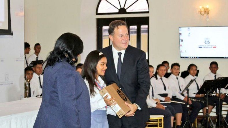 Meduca entrega reconocimiento a estudiantes con mérito académico