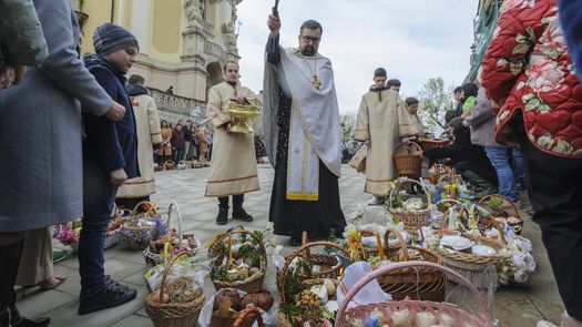 Cientos de feligreses acudieron a la Catedral de San Volodymyr, en Kiev, con cestas para bendecir.