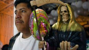Virgen de Guadalupe y la Santa Muerte conviven en México