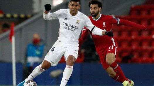 Casemiro disputa el balón con Salah, durante partido de cuartos de final entre Real Madrid y Liverpool.