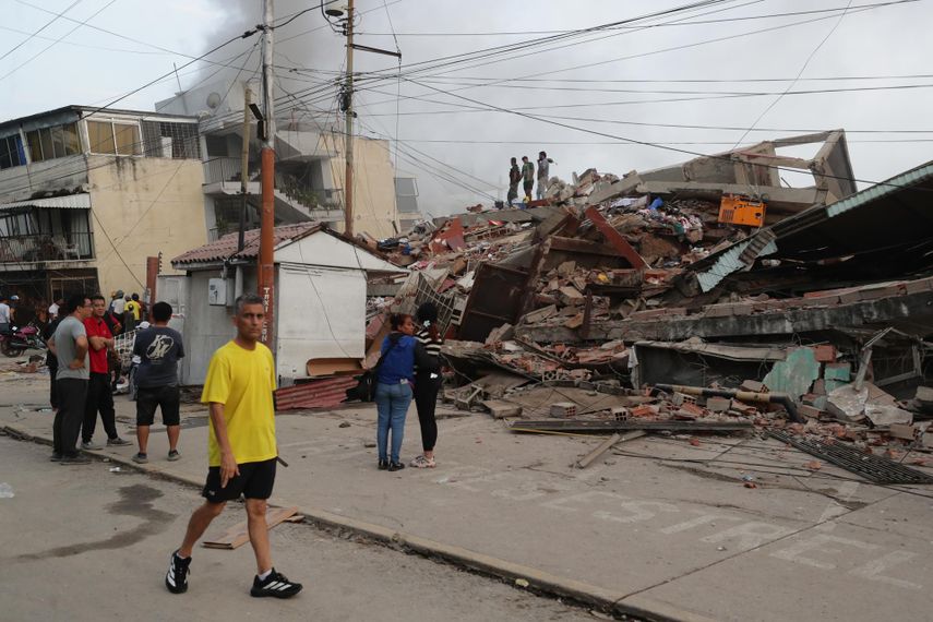 Residentes permanecen en la calle junto a varios bloques de viviendas dañados por los terremotos
