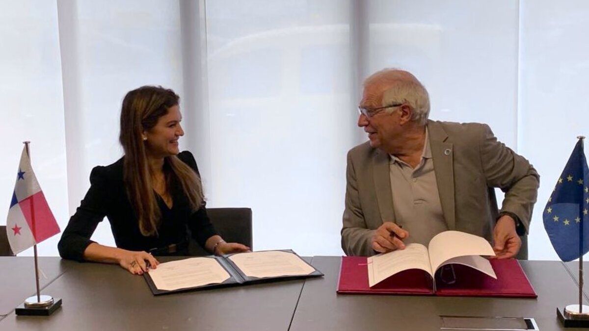 La canciller de Panamá, Erika Mouynes, junto a Josep Borrell, representante de la UE para la Política Exterior y de Defensa.