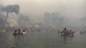 Buzos recuperan cadáver en la costa de incendio de Grecia