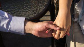 Islam prohíbe parejas de coquetear o tomarse de la mano