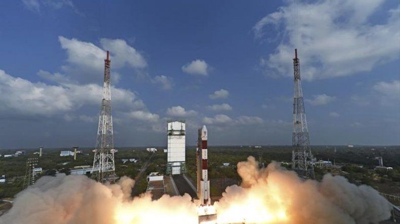 India pone en órbita un récord de 104 satélites con un solo cohete