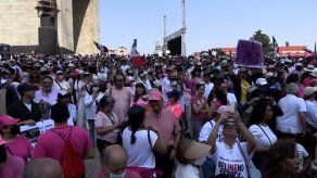 Decenas de miles protestaron en México contra reforma electoral de López Obrador