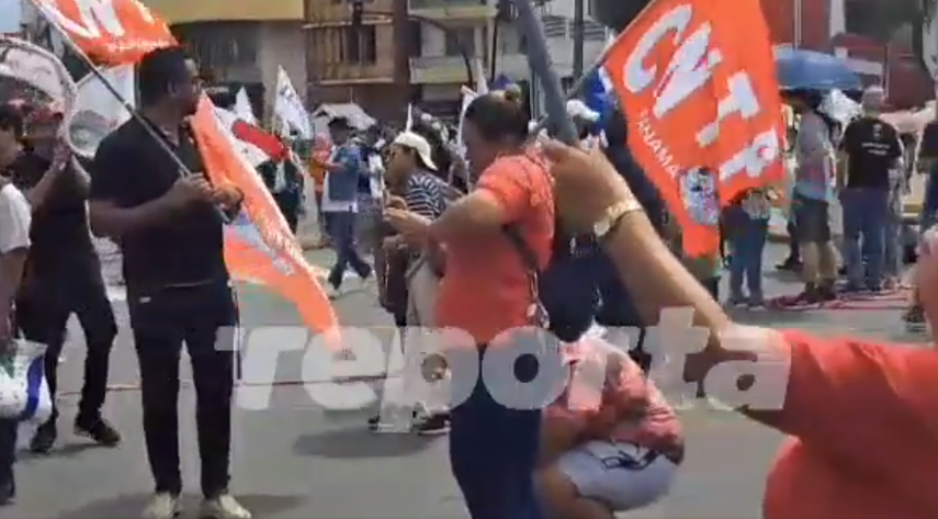 Manifestantes en los predios de la Asamblea Nacional