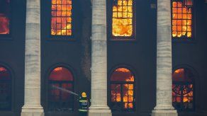 Un bombero lucha contra un incendio que destruyó la Biblioteca Jagger, en el campus de la Universidad de Ciudad del Cabo (UCT), Sudáfrica.