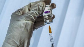 Una enfermera prepara una dosis de la vacuna de AstraZeneca.