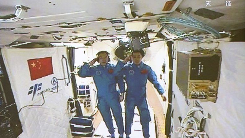 Astronautas chinos se acoplan e ingresan a estación espacial