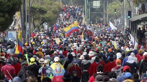 Indígenas marchan hacia la Universidad Central del Ecuador (UCE) en Quito en el décimo día consecutivo de protestas.