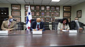 El contrato fue suscrito por el ministro de Economía y Finanzas, Héctor Alexander, y la representante del BID en Panamá, Rocío Medina.