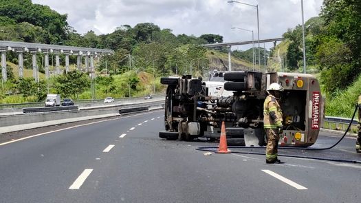 Vuelco de vehículo con diésel en Arraiján Vuelco de vehículo con diésel en Arraiján