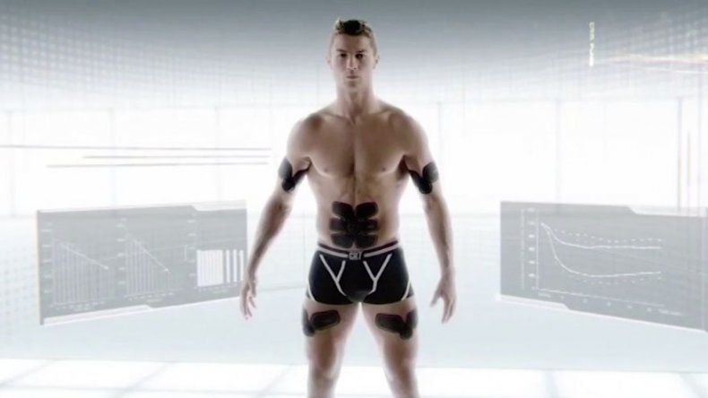 CR7 se desnuda en Japón para promocionar aparato de musculación