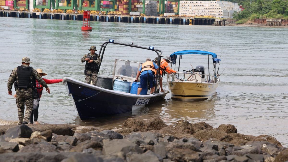 Policía Nacional rescata a tres personas en costas de Veracruz