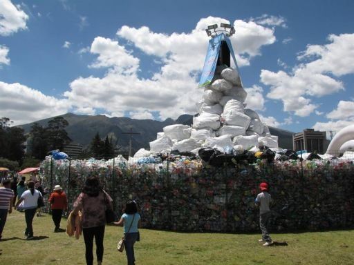 Ecuador marca récord Guinness por reciclaje de botellas plásticas