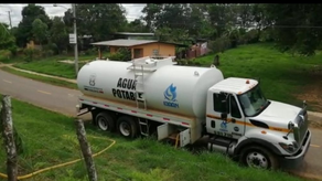 Carros cisternas del IDAAN brindando el servicio de agua potable.