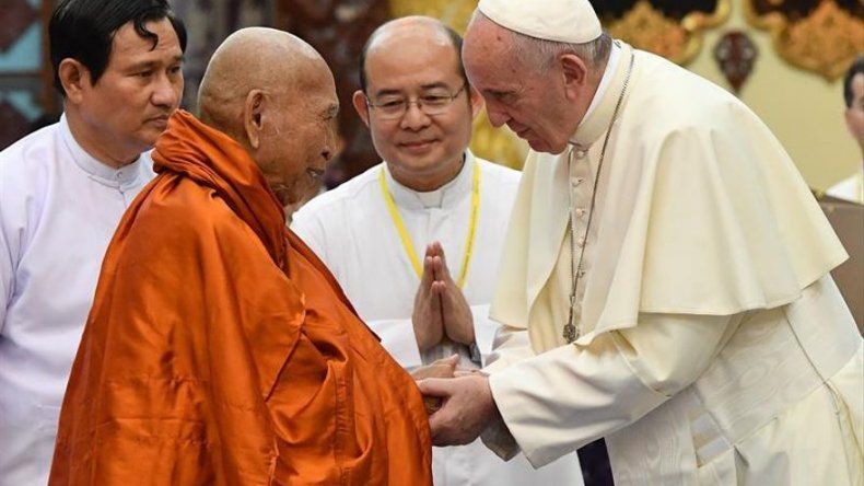 El papa urge a budistas a trabajar por la paz y dignidad humana en Birmania
